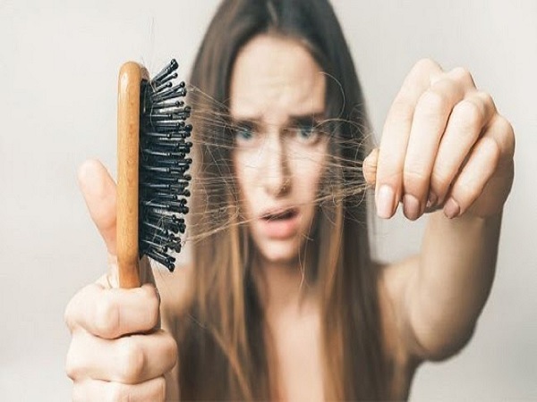Mơ thấy tóc rụng có điềm báo gì? đánh con số nào?
