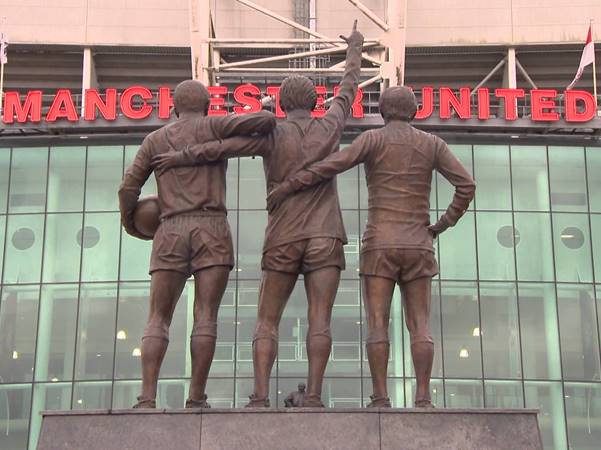 Các bức tượng ở sân Old Trafford
