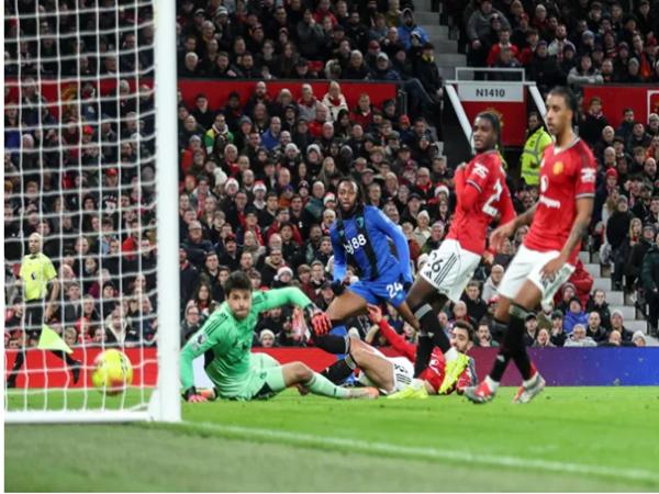 Bóng đá Anh: Gary Neville đã chỉ trích Luke Shaw