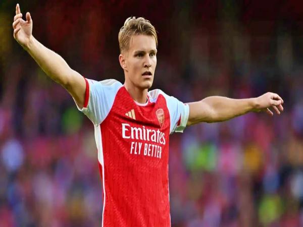Các tiền vệ Arsenal đang gánh vác tuyến giữa Pháo Thủ